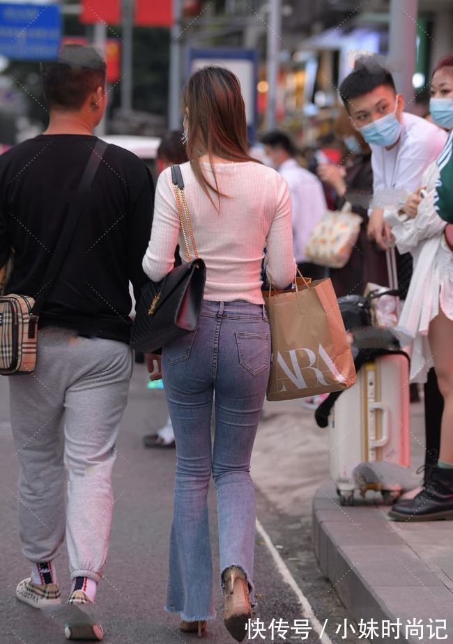 v领|白色针织V领服饰高端大气,珍珠流苏耳环也是非常奢华