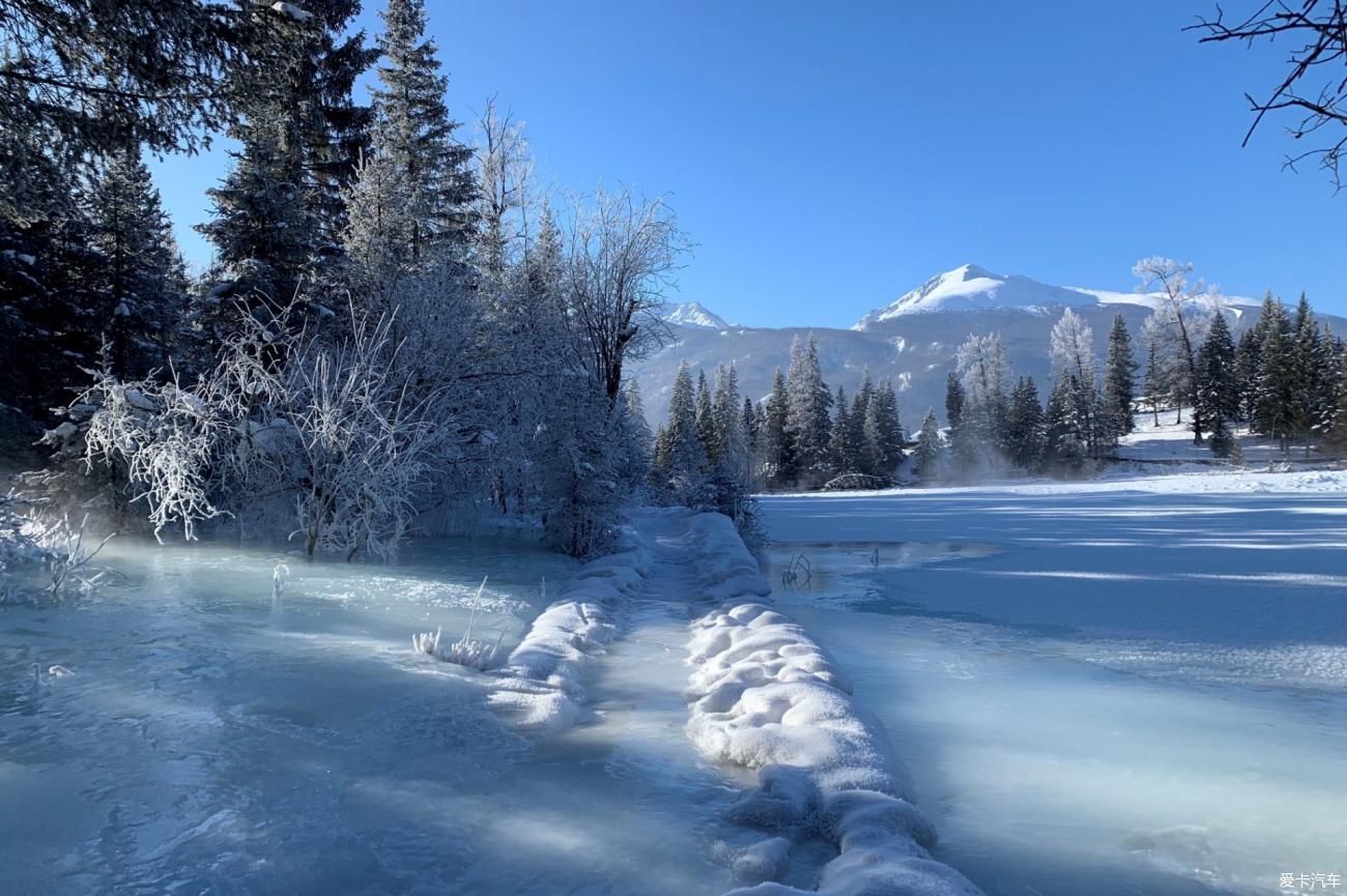 白雪皑皑的冰湖，晨雾弥漫的神仙湾