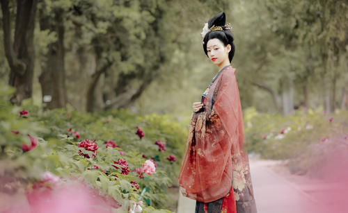 小姐姐$本以为唐制汉服够美了，直到看见“贵妃风”，才知道什么是精致