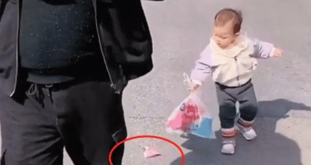 袋子|“最抠门宝宝”捡钱火了,果然“财迷”是不分年龄大小的