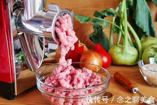 汆丸子|汆丸子,记住3个小窍门,丸子劲道弹牙,又香又嫩滑,入锅不会散