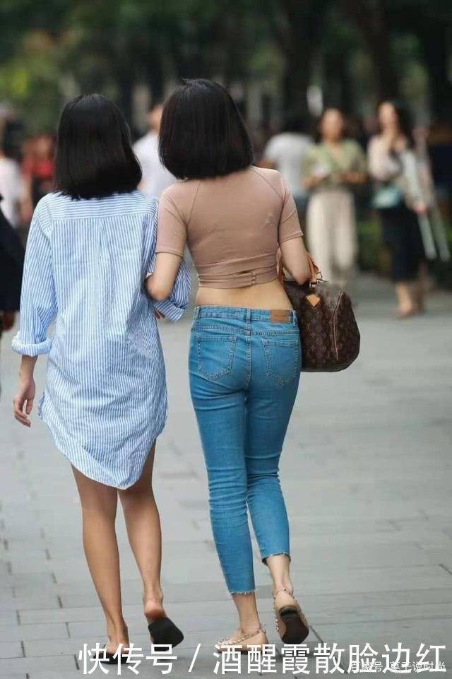 高腰|高腰牛仔裤的穿搭方式显瘦,展现纤细的小蛮腰