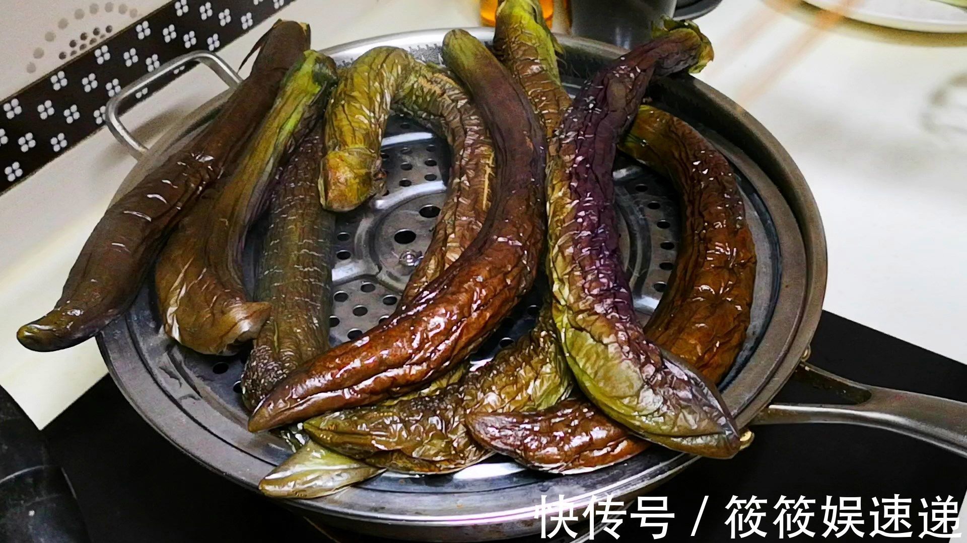 入秋后，遇到此菜我从不手软，5块钱买10斤，腌好后冬天吃特香