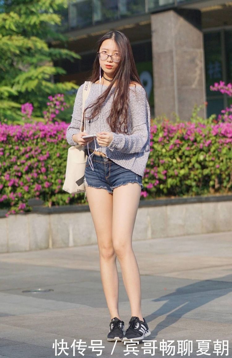 街拍买奶茶的牛仔热裤小姐姐,纤细高挑,像极了学生时的初恋