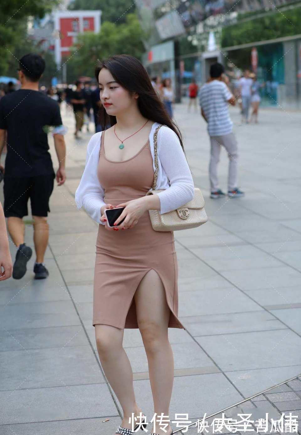 美女街拍：气质美女真是太有魅力了！ 是我喜欢的类型，想请她吃顿饭聊聊天