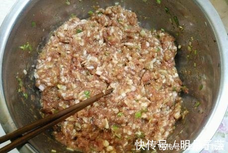 搅拌均匀|红烧狮子头家常做法，别只会小火炸，掌握技巧，丸子不松散还不腥