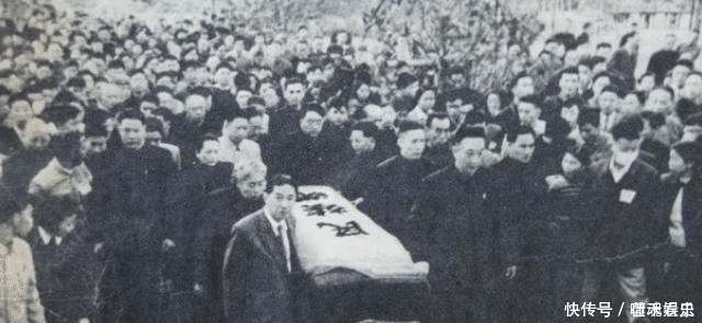陈白尘#鲁迅葬礼老照片国母主持葬礼,16位大佬来抬棺,送行队伍几十里