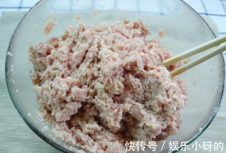 炸藕丸子,记住两个窍门,炸好后又香又酥,直接吃或者炖菜都不错