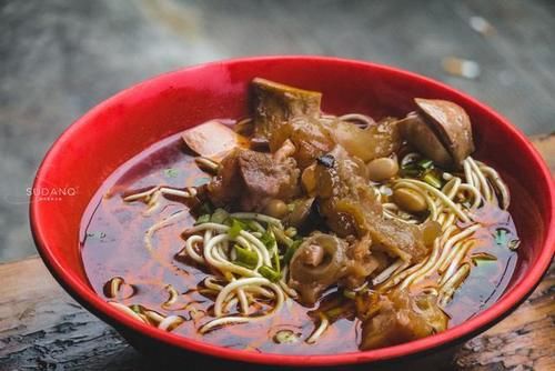  一大早就喝白酒吃火锅，湖北荆州人的生活“有点彪”，令人惊奇