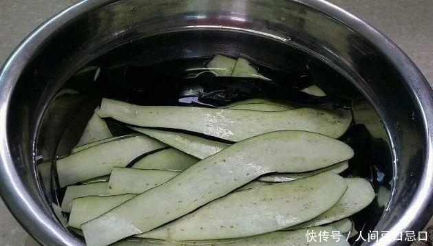 炒茄子, 要不要先“放油”? 听饭店厨师说完, 才发现我炒错了多年