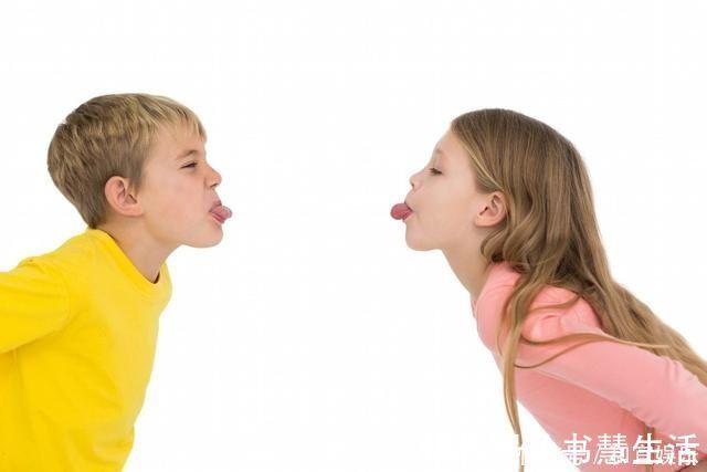 父母|孩子“窝里横,外面怂”,并非是小事儿,家长别大意