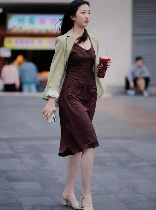 街拍:沉鱼落雁的美女,一条蓝色的连衣裙,时尚魅力女人味