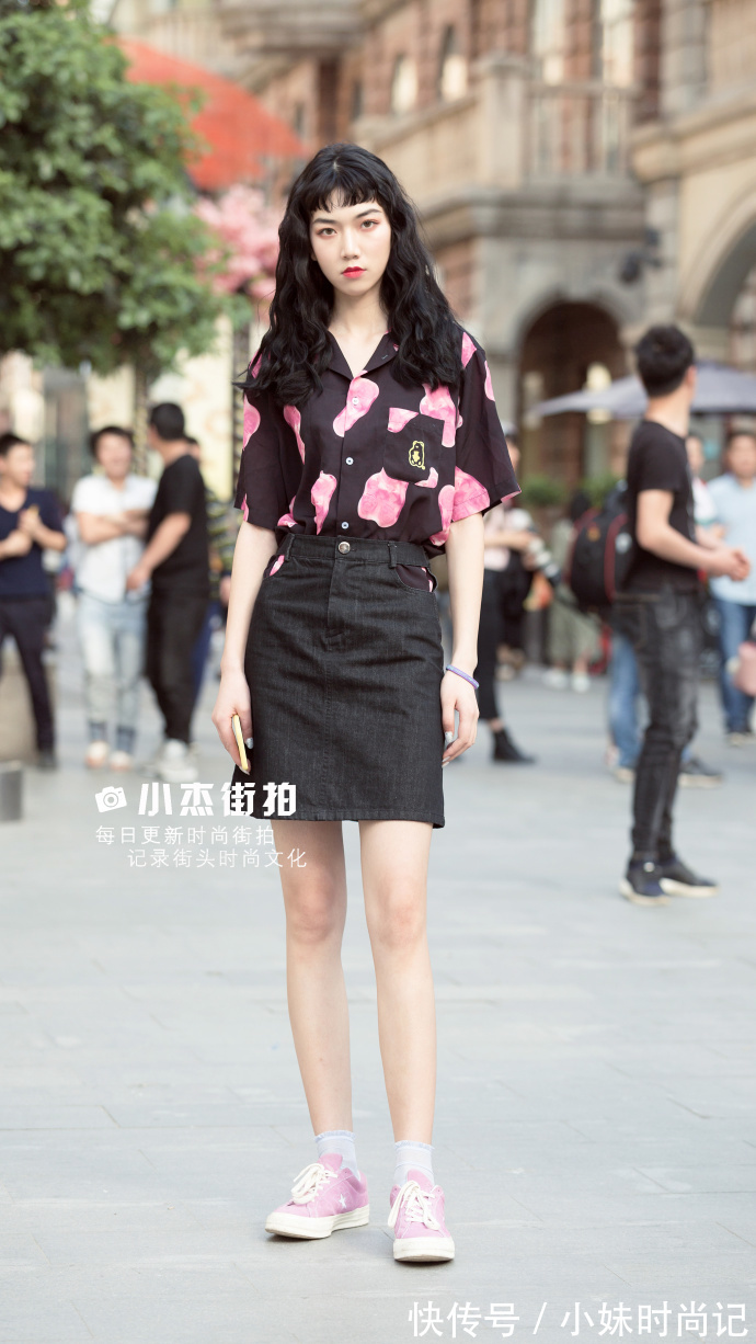 T恤|街拍,黑白条纹T恤搭配休闲阔腿裤,彰显活力与青春!