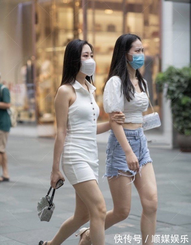 穿搭 闺蜜俩白色系穿搭风格却完全不同,无肩连衣裙搭配高跟鞋更胜一筹