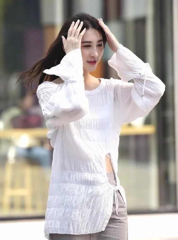 街头|街拍:小姐姐戴一副酷酷的太阳镜,很显美女的街头气质感