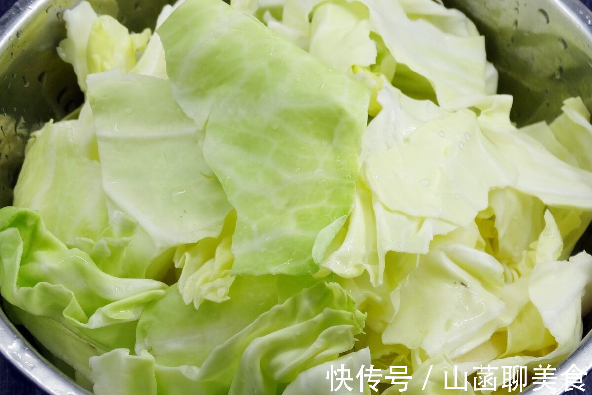 好吃|做手撕包菜别直接下锅，牢记3个小窍门，炒出来和饭店的一样好吃