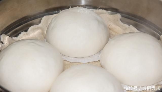 揉成光滑|蒸馒头时酵母别直接放,多加这一步,蒸出来的馒头又白又大又劲道