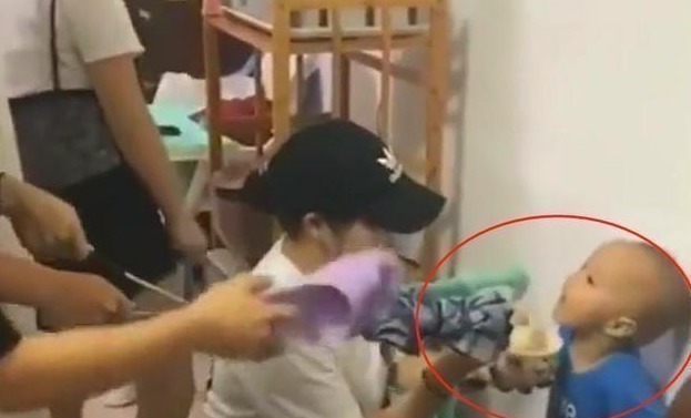 孩子|三位小姨协同宝妈喂饭,宝宝特别配合,网友:有人威胁就眨眨眼
