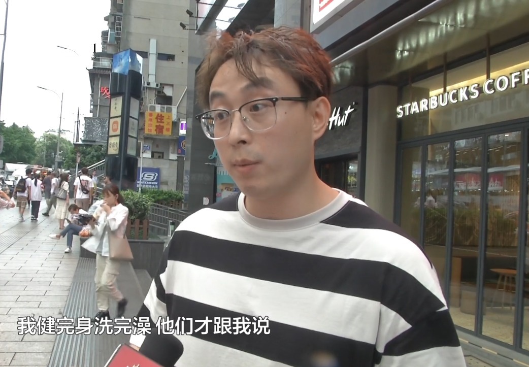 地面|拖拽哑铃把地面划伤,健身房要求赔2500,男子用布能擦掉