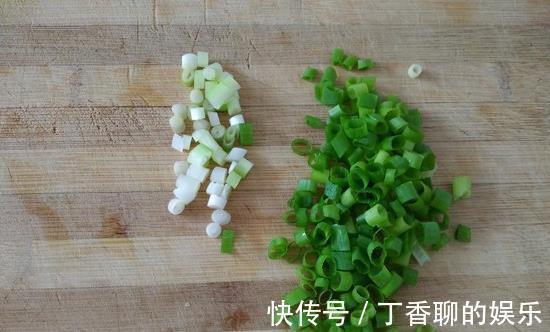 家人|天热没食欲，给家人煮一碗重庆小面，面条嫩滑爽口，好吃过瘾！