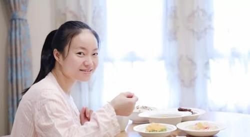 产妇|俩女星坐月子,一个忍不住天天洗头,一个忍了42天,差距很明显