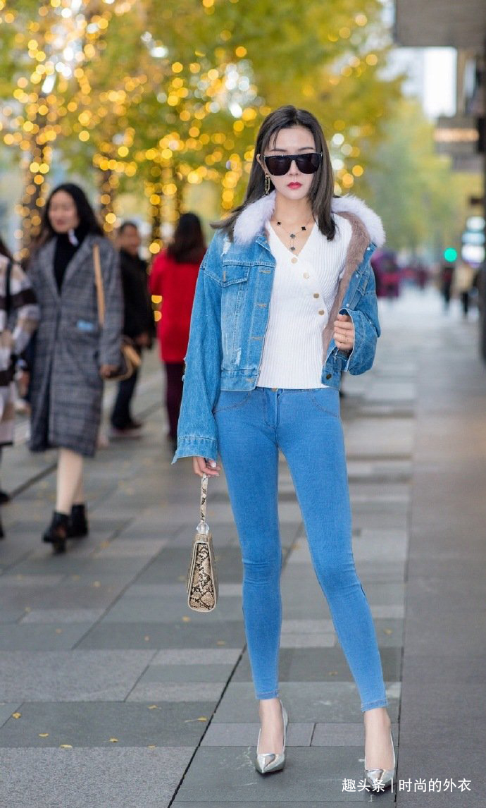 牛仔裤搭配什么鞋子才好看让时尚女生告诉你答案,大方又气质