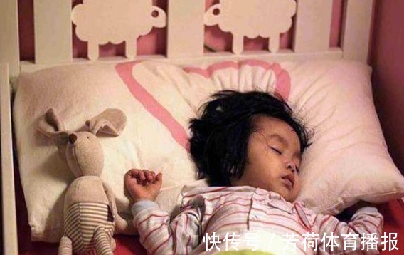 睡着|为什么宝宝睡着后坚持“投降”的动作?新手爸妈得知原因被暖到了