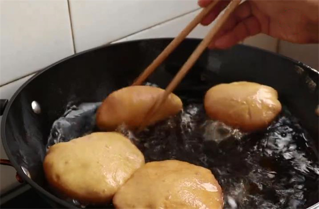 家常油饼的做法,不用酵母,不用发面,简单快速,比买的还好吃