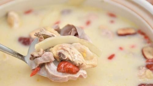 1个猪肚和1只鸡煲汤,适合冬天喝,常喝滋补又养胃,真美味