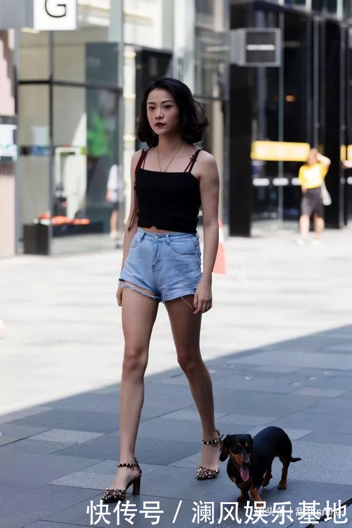 美女脚上搭配上一双尖头高跟鞋,方扣修饰显得更加的精致与美丽