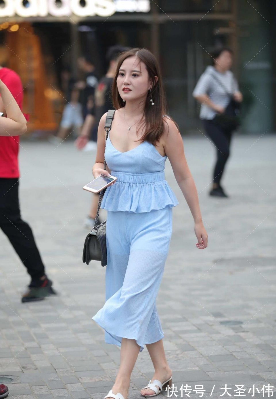 舒服度|美女街拍:撩头发的动作实在是太迷人了,不会第一眼就吸引你,但非常耐看