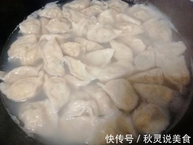 包白菜饺子，我家从来不“挤水”，这招拌菜，白菜不出水、不破皮