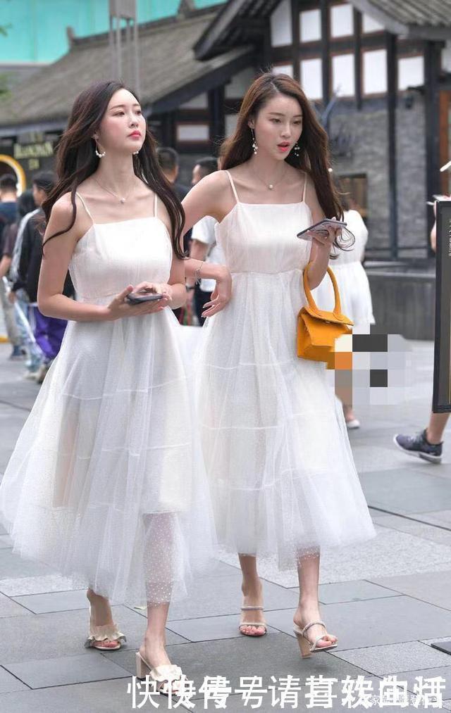 闺蜜装穿出一对姐妹花,白色薄纱连衣裙搭配高跟鞋,回头率极高