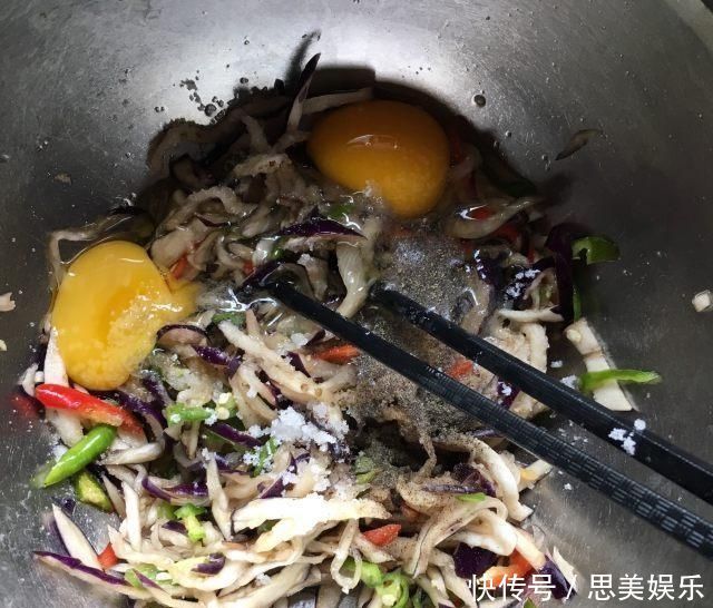 茄子青椒鸡蛋饼,做出的饼蓬松柔软,薄皮大馅