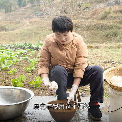  加上五花肉白辣椒一起炖