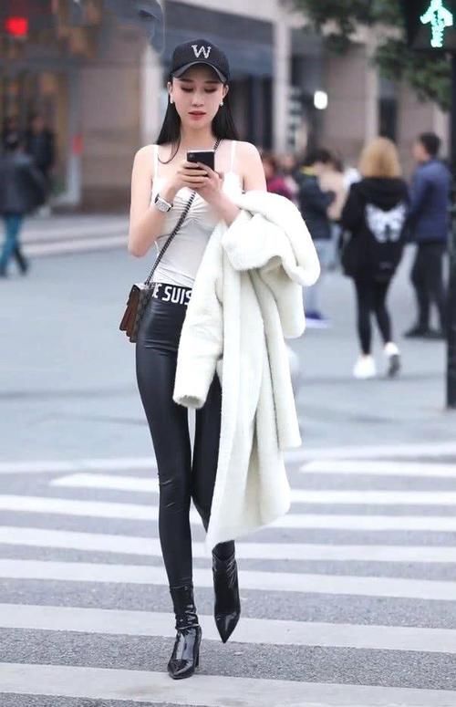 紧身裤|美女穿紧身裤出门秀腿,走在街上是一道靓丽的风景线