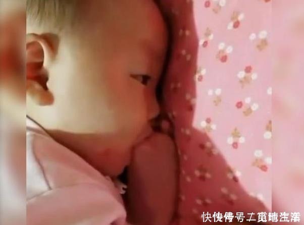 睡着|爸爸哄娃一小时以为他睡着了,妈妈回来看见这样一幕,网友亲爹