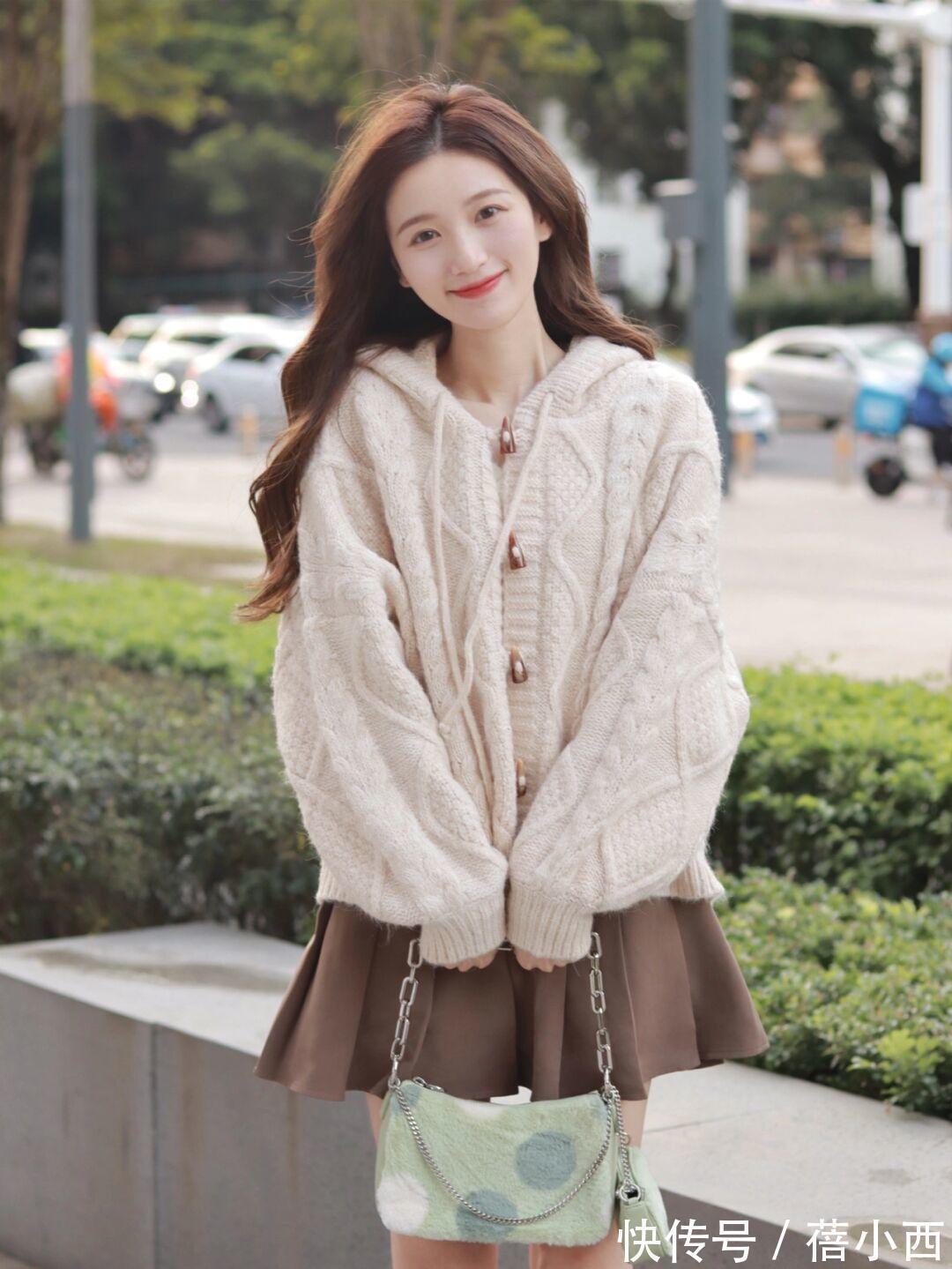 牛角扣|紧身裤过时了,这个冬季流行“毛衣+半身裙”,轻松穿出不俗气质