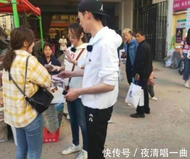 刘涛|张翰现身小村庄，骑电瓶车载林心如，和路人聊天超热情