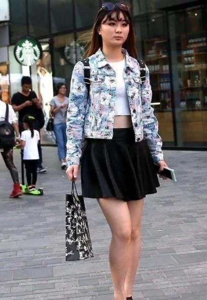 街拍:美女浅蓝色衬衣配紧身牛仔,长相清秀,温婉可人