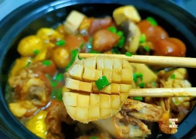 冬天要常吃这碱性菜,切成段跟猪蹄炖入味,鲜香脆嫩,好吃又解馋