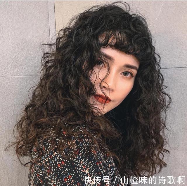 2020秋冬流行全头烫发型20款，蓬松保暖又洋气，你烫同款了吗
