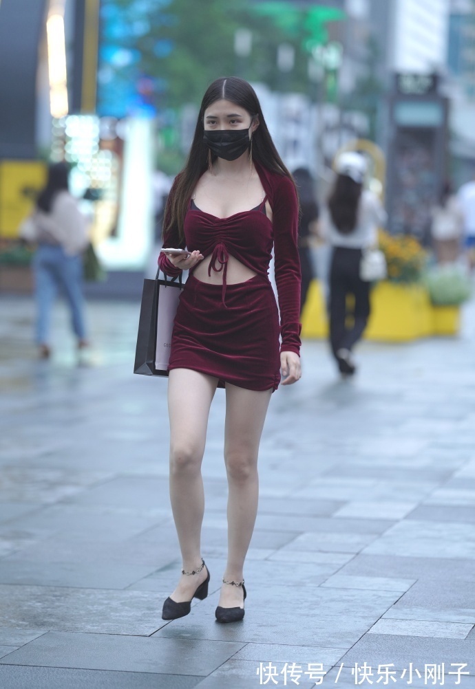 红色 初秋时尚穿搭，高贵与野蛮的碰撞，全新的视觉体验