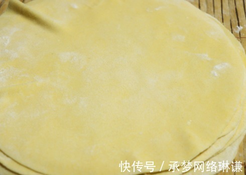 保鲜膜|不用一滴油的水烙玉米饼，做法简单，当做早餐吃很合适