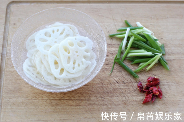 秋季气候干燥，多给家人吃莲藕，搭配木耳几分钟就出锅，鲜嫩美味