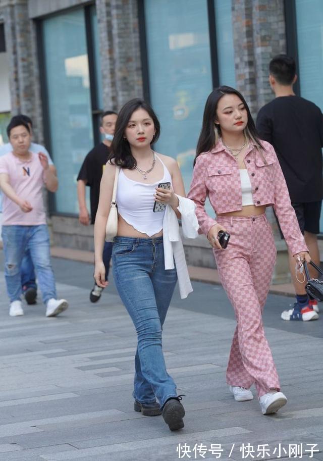 性感|小姐姐身穿挂脖吊带搭配牛仔裤，清新舒适又不失时尚，尽显时尚气质