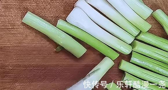 两端|入秋进补，肉别总炒着吃了，搭配这食材，上锅蒸熟浇上料，真鲜香