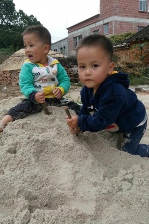 姥姥|同样是老人带娃，一个养在城里一个养在乡下，两年后俩娃差距明显