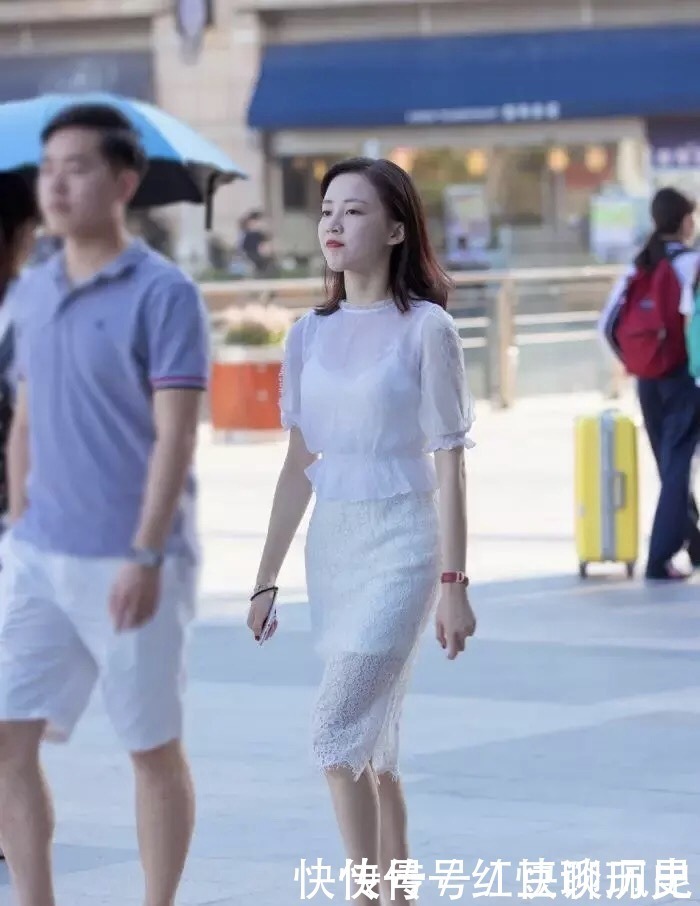金缕|绶带盘金缕，轻裙透碧罗，过膝蕾丝裙巧穿搭令你自信亦优雅
