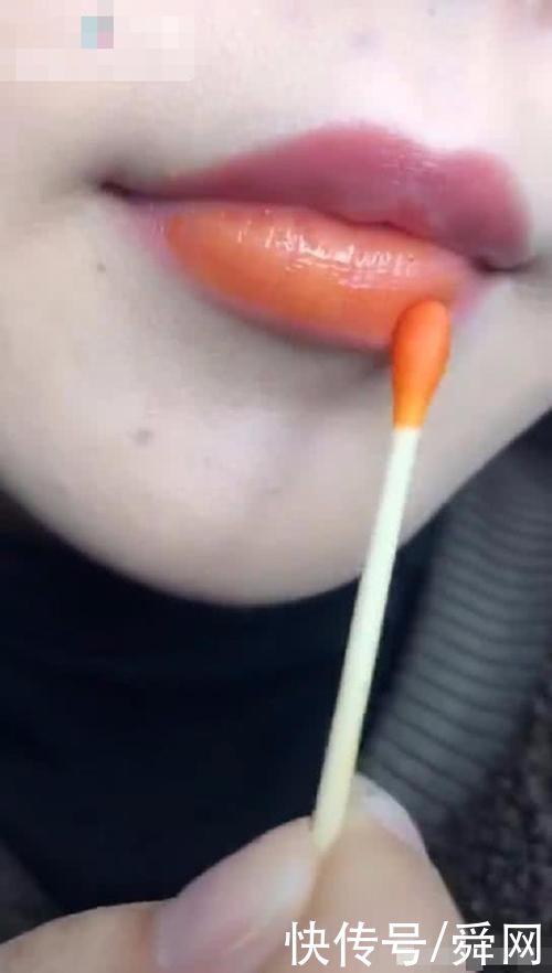 小姐姐觉得老干妈能当口红用，挑战一下老干妈的试色，上嘴瞬间她“火了”